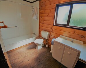 Deluxe-Zimmer (Family) | Badezimmer | Dusche, kostenlose Toilettenartikel, Haartrockner, Handtücher