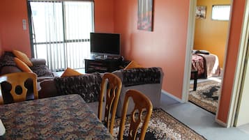Cottage | Living area | Flat-screen TV, DVD player, iPod dock