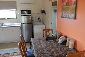 Cottage | In-room dining - Eyreview Retreat (West Eyreton)