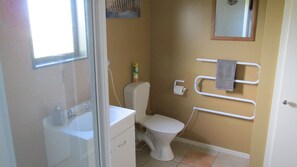 Ferienhaus | Badezimmer | Dusche, kostenlose Toilettenartikel, Haartrockner, Handtücher