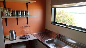 Cottage | Private kitchen | Coffee/tea maker, full-sized fridge, microwave, stovetop - Eyreview Retreat (West Eyreton)