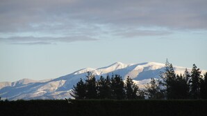 A snow-covered mountain range with a clear sky. - Eyreview Retreat (West Eyreton)
