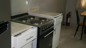 雪櫃、微波爐、爐具、電飯煲