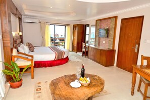 Suite | Egyptian cotton sheets, premium bedding, minibar, in-room safe - Kuti Resort and Spa (Pokhara)