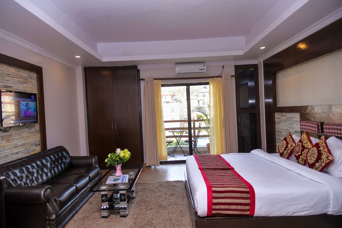 Egyptian cotton sheets, premium bedding, minibar, in-room safe