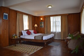 Desk, rollaway beds, free WiFi, bed sheets - The Fort Resort (Baluwapati Deupur)