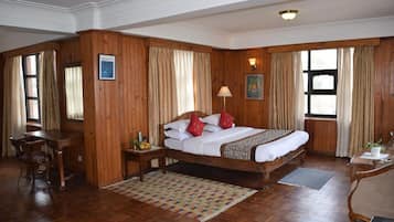 Artículos de tocador gratuitos, secador de pelo, pantuflas, toallas