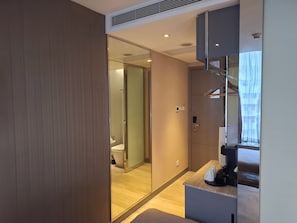 In-room safe, iron/ironing board, free WiFi, bed sheets - Silka Tsuen Wan Hong Kong (Kwai Chung)