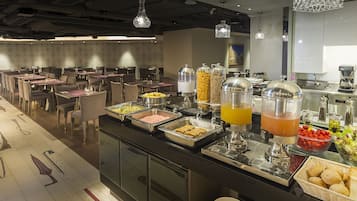 Daily buffet breakfast (HKD 77 per person)