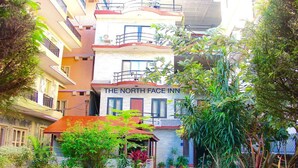 Un edificio de varios pisos con balcones y un letrero que dice "The North Face Inn".
