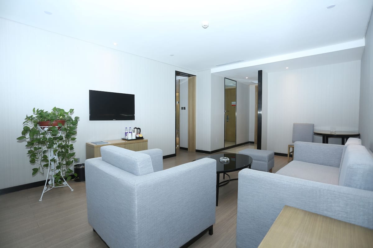 Suite (Mainland Chinese Citizen Only) | Living area | Flat-screen TV