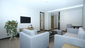 Suite (Mainland Chinese Citizen Only) | Living area | Flat-screen TV