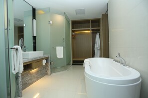 Suite (Mainland Chinese Citizen Only) | Badezimmer | Dusche, kostenlose Toilettenartikel, Haartrockner, Bademäntel