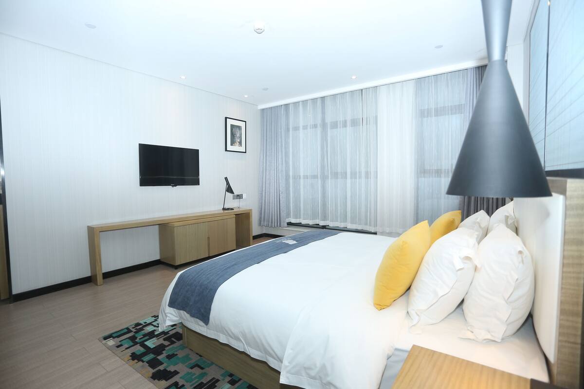 Business kamer (Mainland Chinese Citizen Only) | Een bureau, verduisterende gordijnen, een strijkplank/strijkijzer
