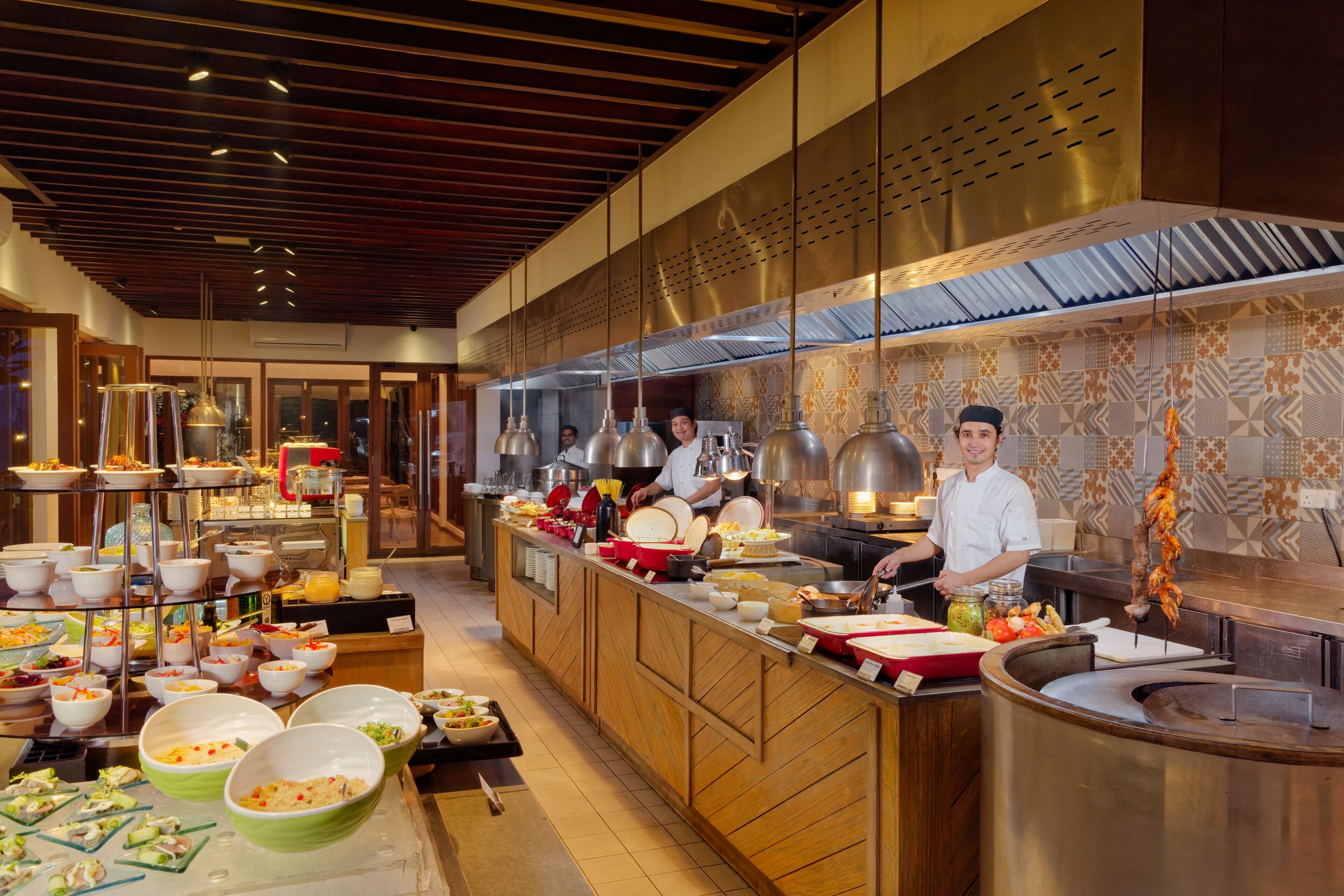 3 restaurants, dinner served, international cuisine