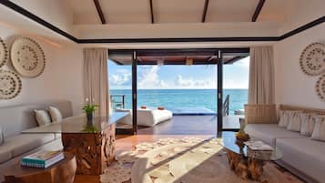 Suíte grand, 2 quartos, vista para o oceano | Área de estar | TV de tela plana