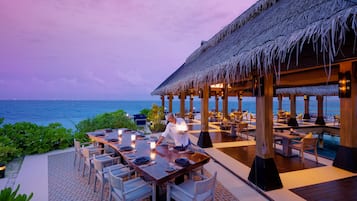 3 restaurantes; se sirven cenas y cocina internacional