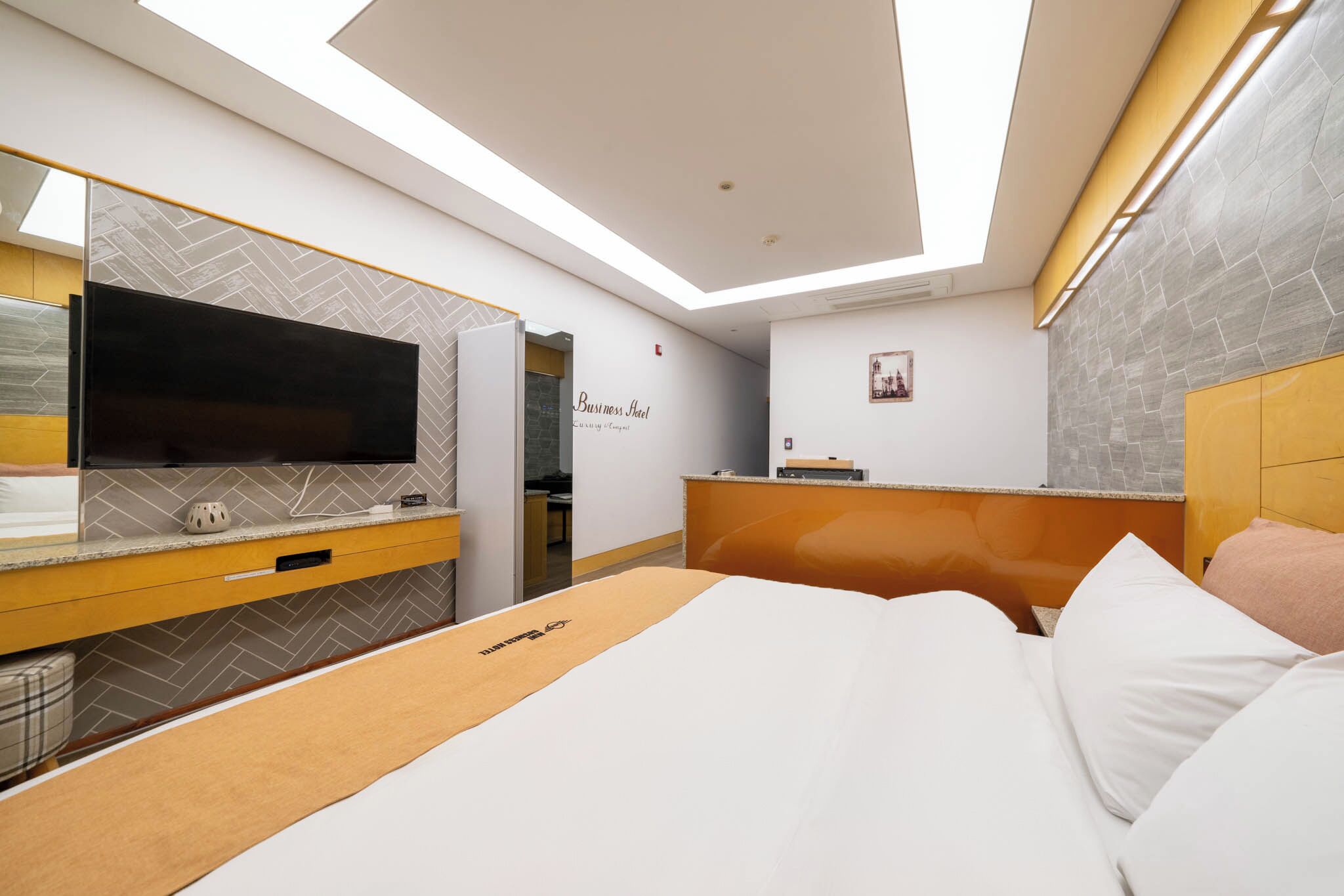 Premium bedding, minibar, desk, blackout curtains