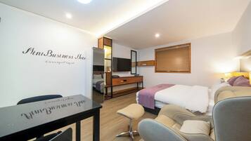 Deluxe Room | Premium bedding, minibar, desk, blackout drapes