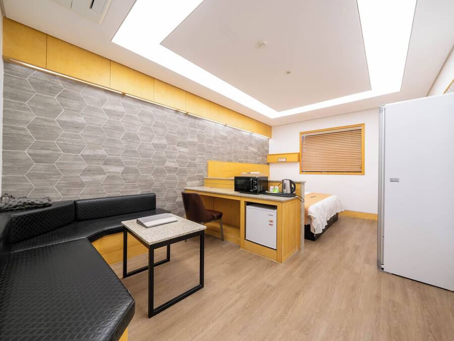 Luxe beddengoed, een minibar, een bureau, verduisterende gordijnen