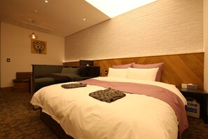 Ropa de cama de alta calidad, minibar, escritorio y cortinas opacas