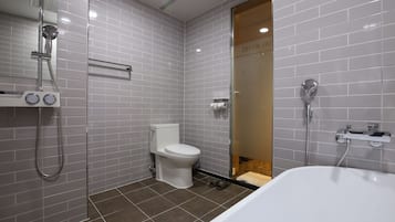 Gratis toiletartikelen, een haardroger, pantoffels, zeep