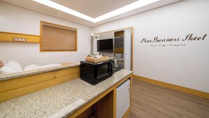 A MiniBusiness Hotel kitchenette with a microwave, toaster, and a small refrigerator. - JinCheon Mini Business Hotel (Jincheon)