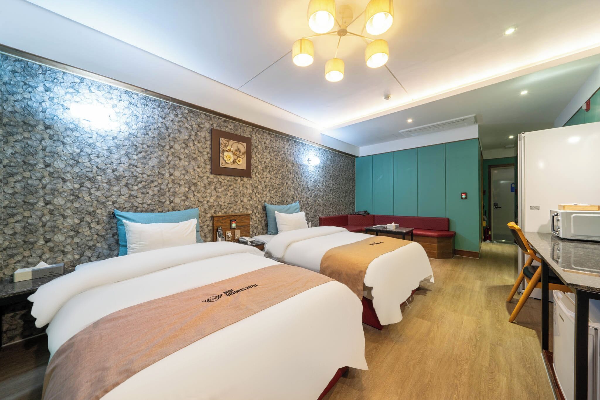 twin room | 1 bedroom, premium bedding, minibar, desk
