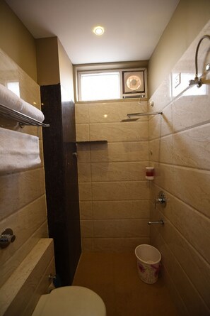 I.Classic Room | Bathroom | Shower, free toiletries, hair dryer, towels