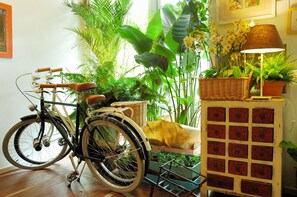 Lobby sitting area - Peking International Youth Hostel (Beijing)