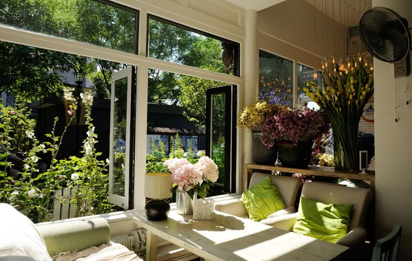 Coffee shop - Peking International Youth Hostel (Beijing)