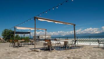 Se sirven desayunos, almuerzos, cenas y cocina local e internacional