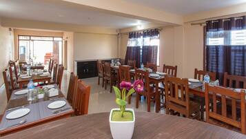 Sarapan siap masak setiap hari (USD 2 per orang)