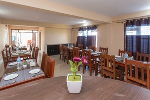 Se ofrece un desayuno a la carta (2 USD por persona)