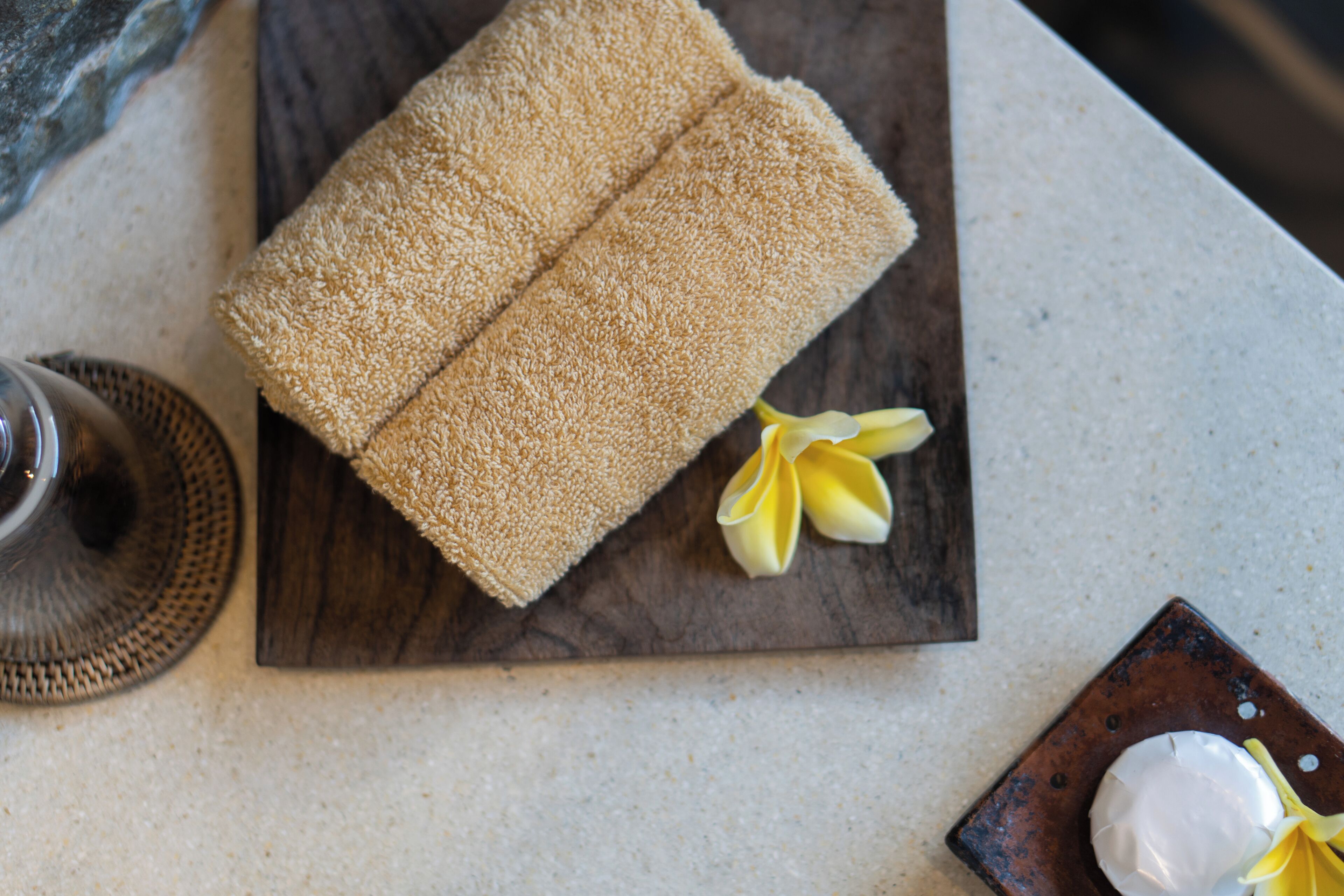 deluxe room | bathroom | combined shower/bathtub, free toiletries, hair dryer, slippers