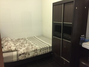 Habitación doble, baño compartido | Tabla de planchar con plancha y wifi gratis