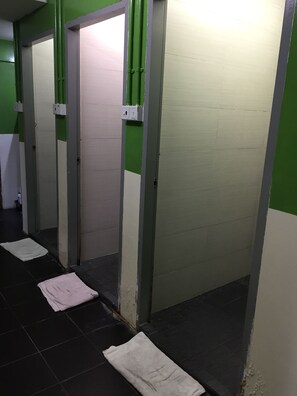 Shower, hydromassage showerhead, hair dryer, towels - ABC Hostel (Singapore)