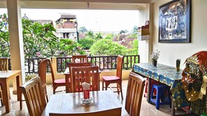 S'hi serveixen esmorzars, dinars, sopars i plats de cuina indonèsia 