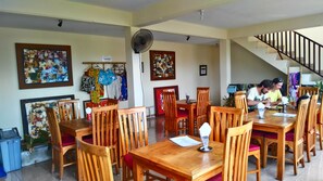 S'hi serveixen esmorzars, dinars, sopars i plats de cuina indonèsia 