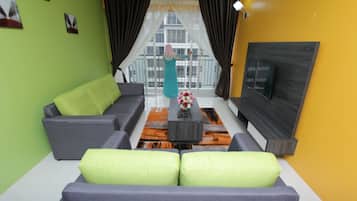 Apartamento, vista para o jardim | Área de estar | TV de tela plana 40 polegadas com canais a cabo, TV LED