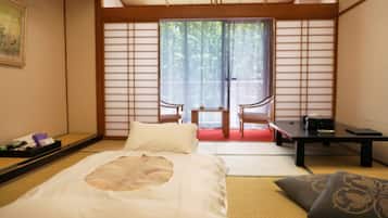 和室10畳 共用バスルーム(2名以上のご利用となります) | セーフティボックス (室内)、デスク、防音設備、WiFi (無料)