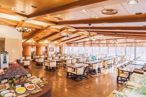 Frukost och middag serveras