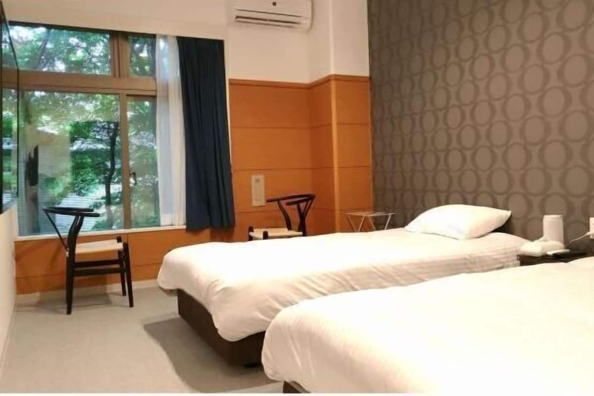 Brankas, meja kerja, kedap suara, dan Wi-Fi gratis