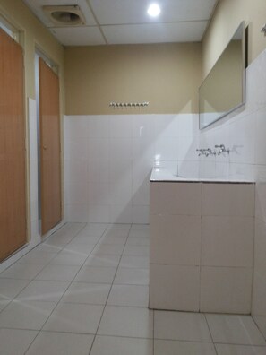 Dormitorio compartido económico, solo para mujeres, vista a la ciudad | Baño | Regadera, amenidades de baño gratuitas, toallas