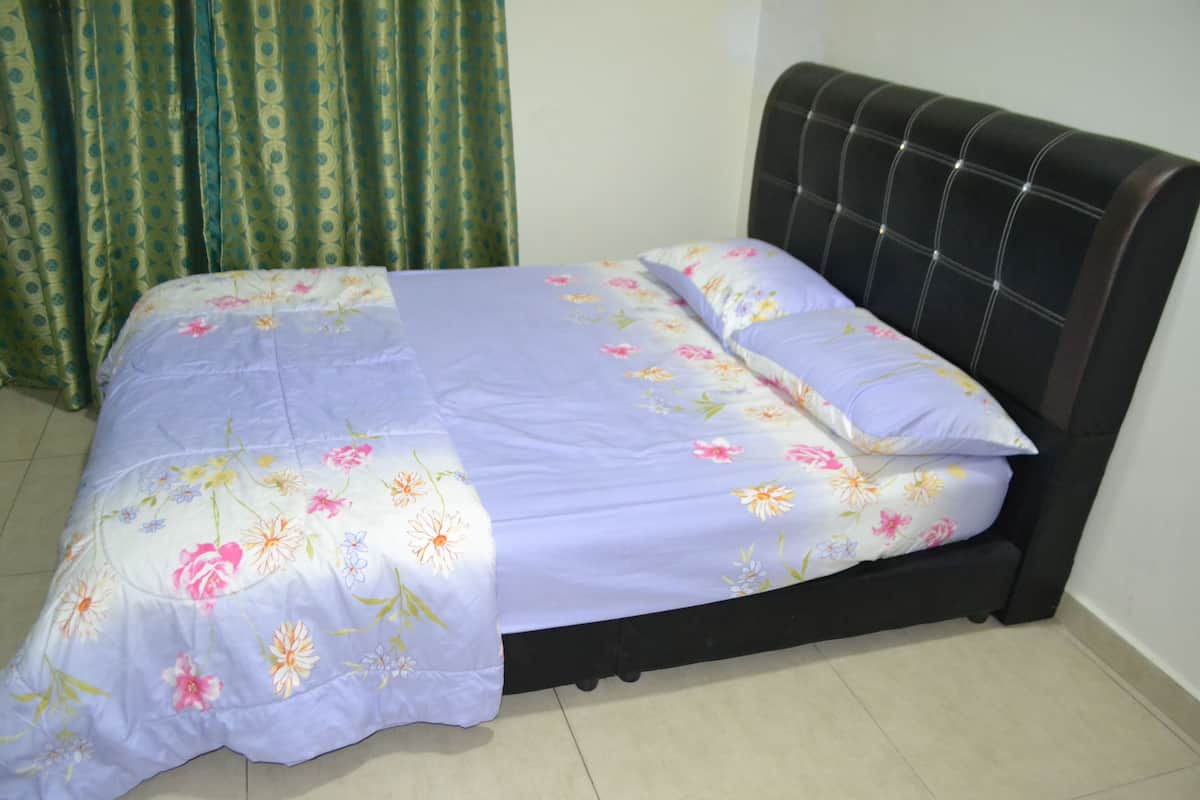 Standard Room | Iron/ironing board (on request)