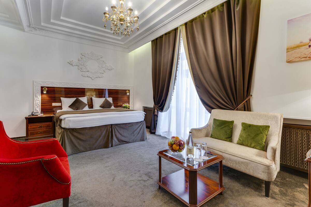 Suite, Terrace | Peralatan tempat tidur premium, bar mini, peti besi dalam bilik