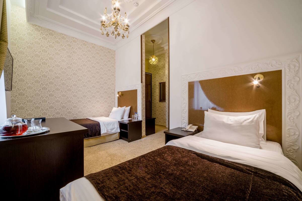 Twin Room (Small) | Peralatan tempat tidur premium, bar mini, peti besi dalam bilik