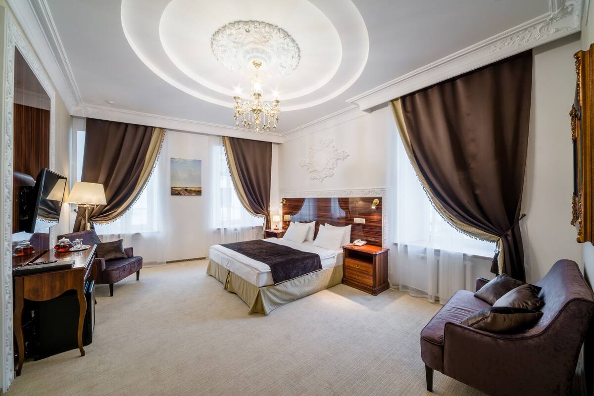 Executive Suite | Peralatan tempat tidur premium, bar mini, peti besi dalam bilik