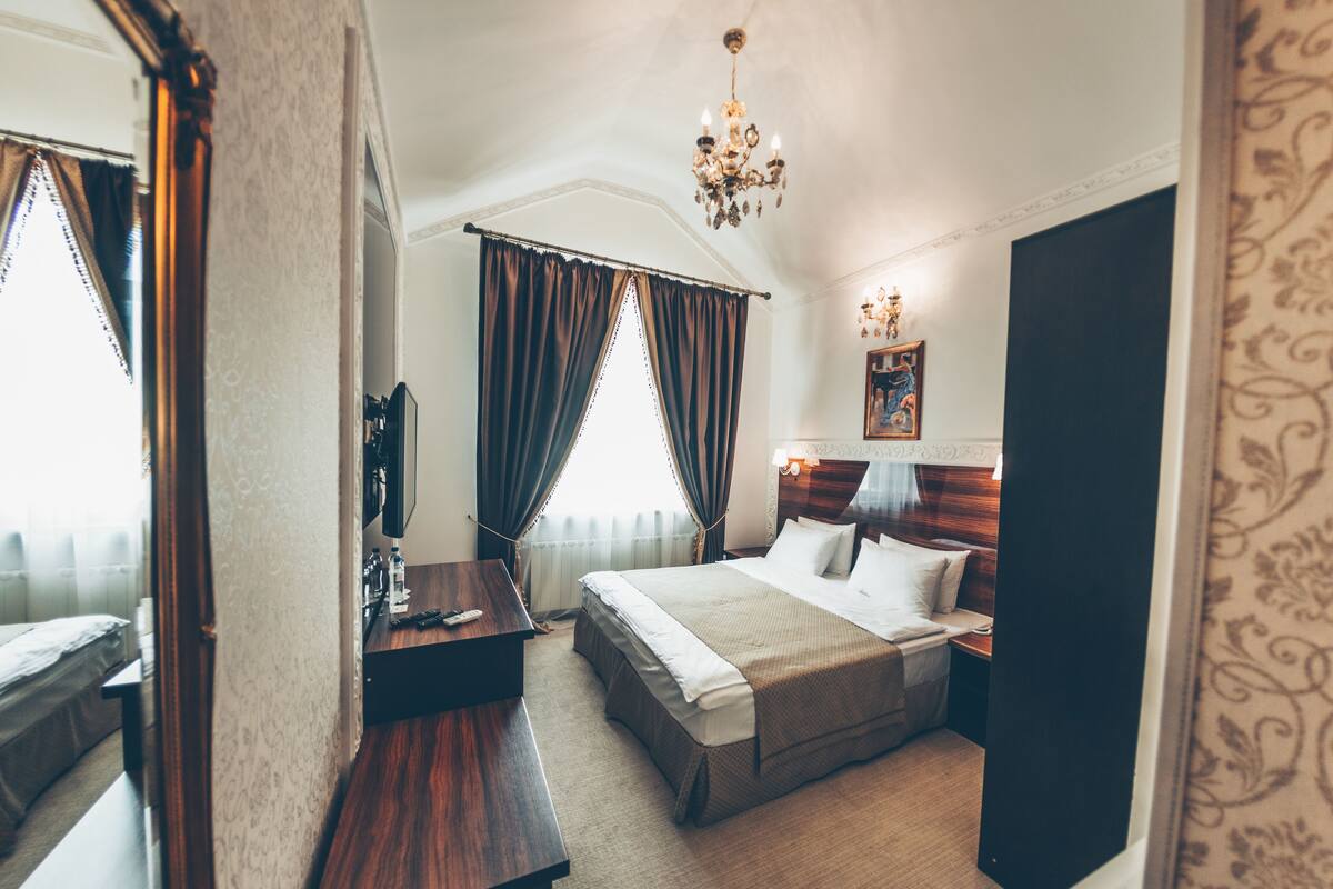 Deluxe Studio | Peralatan tempat tidur premium, bar mini, peti besi dalam bilik