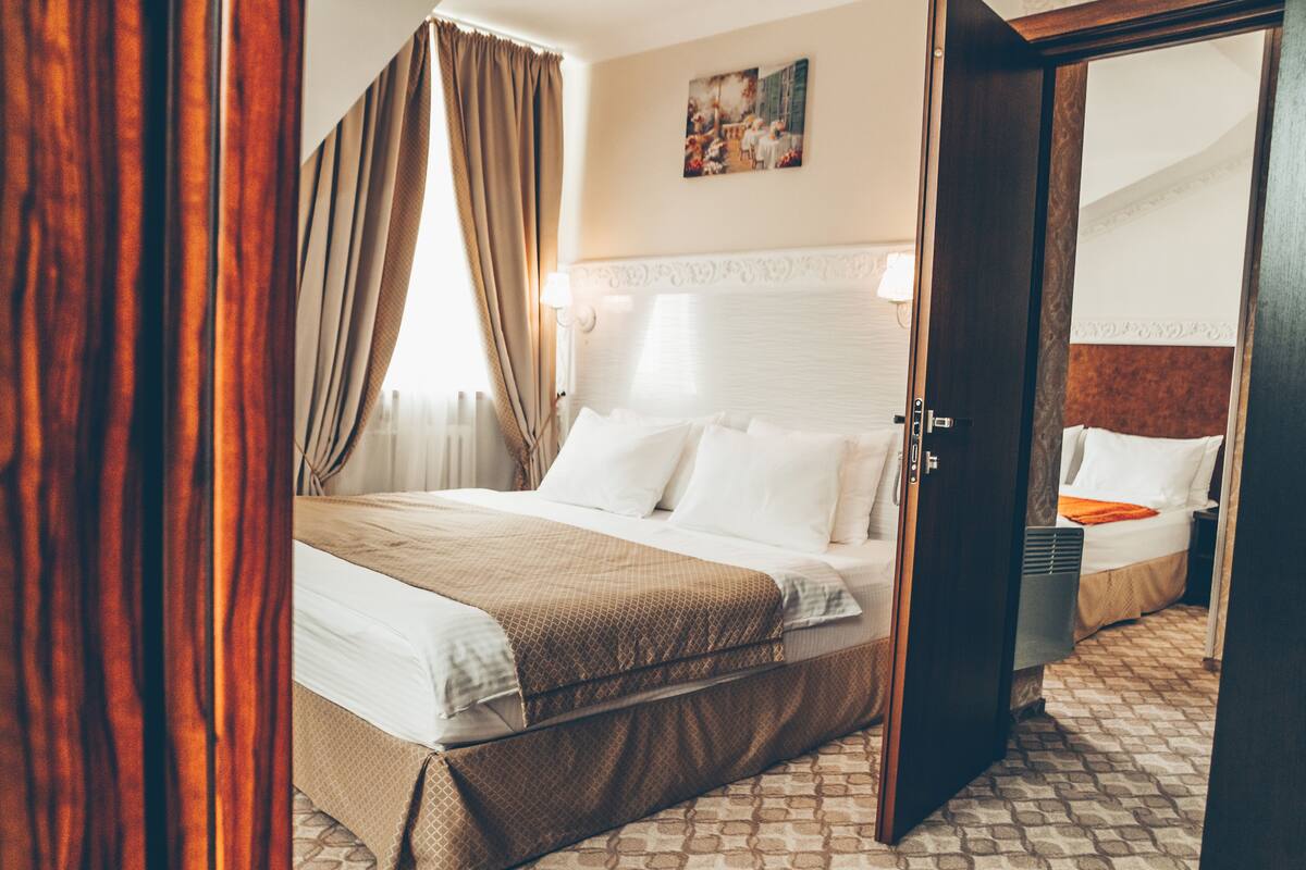 Junior Suite (Family) | Peralatan tempat tidur premium, bar mini, peti besi dalam bilik